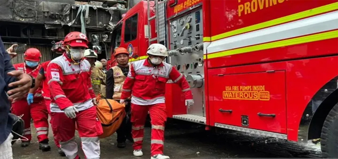 Gelisah Ibu Cari Jenazah Anak Usai Kebakaran Gedung Terra Drone